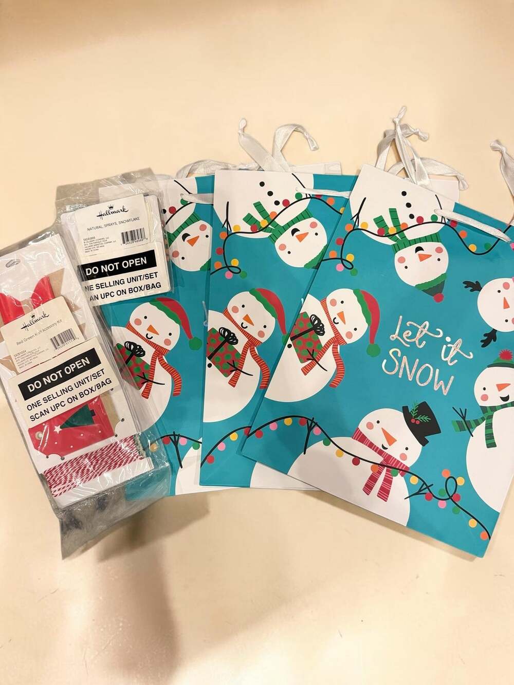 Hallmark Christmas Gift Wrap Lot 3 Med Let It Snow Snowman Gift Bags Bows Tags